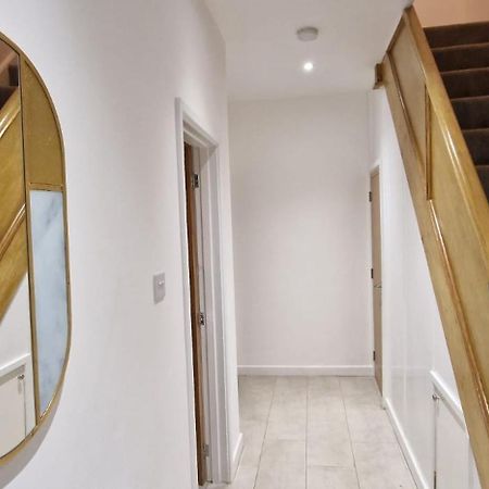 Shm Stays Leicester. Newly Renovated!! 15 Min Drive From City Centre, University. 9 Min Drive To Leicester City Stadium, 5 Min Drive To M1 & M69. 2 Min Walk To Bus Stop. Екстериор снимка
