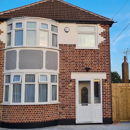 Shm Stays Leicester. Newly Renovated!! 15 Min Drive From City Centre, University. 9 Min Drive To Leicester City Stadium, 5 Min Drive To M1 & M69. 2 Min Walk To Bus Stop. Екстериор снимка