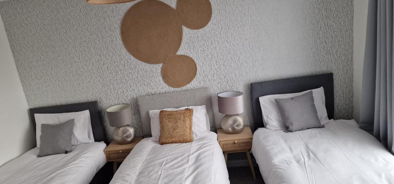 Shm Stays Leicester. Newly Renovated!! 15 Min Drive From City Centre, University. 9 Min Drive To Leicester City Stadium, 5 Min Drive To M1 & M69. 2 Min Walk To Bus Stop. Екстериор снимка