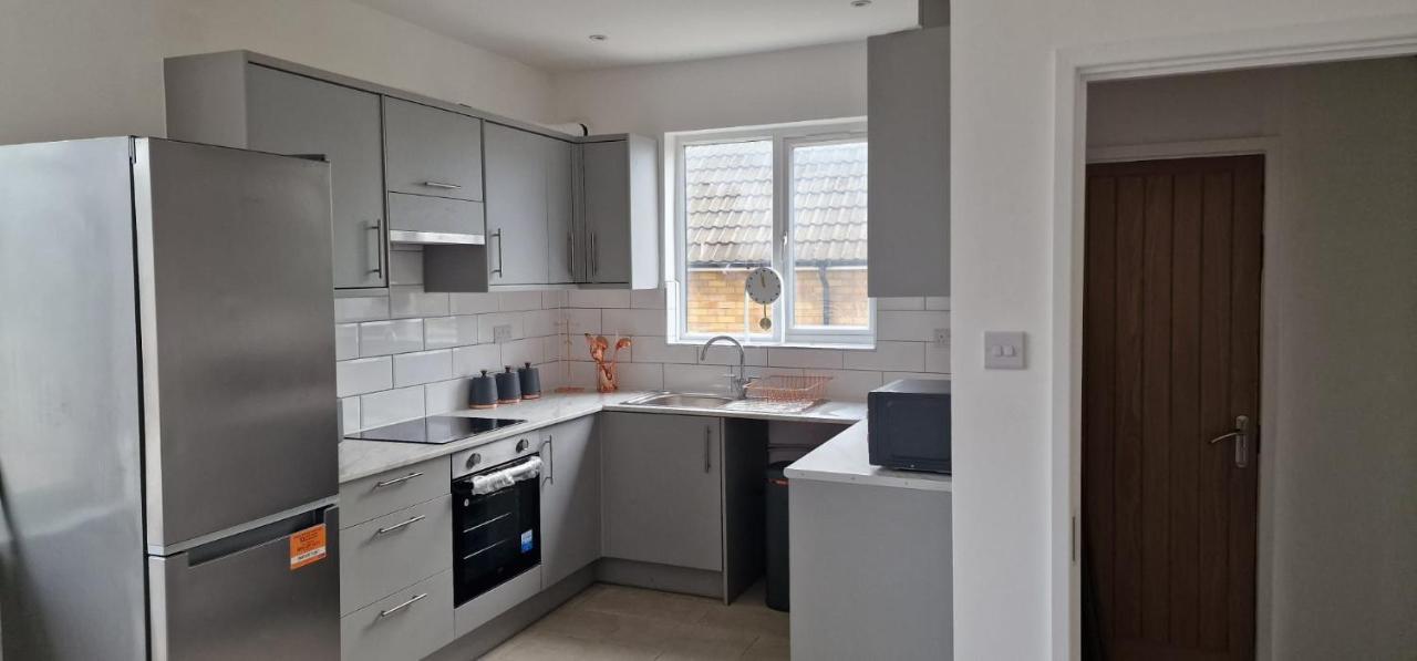 Shm Stays Leicester. Newly Renovated!! 15 Min Drive From City Centre, University. 9 Min Drive To Leicester City Stadium, 5 Min Drive To M1 & M69. 2 Min Walk To Bus Stop. Екстериор снимка