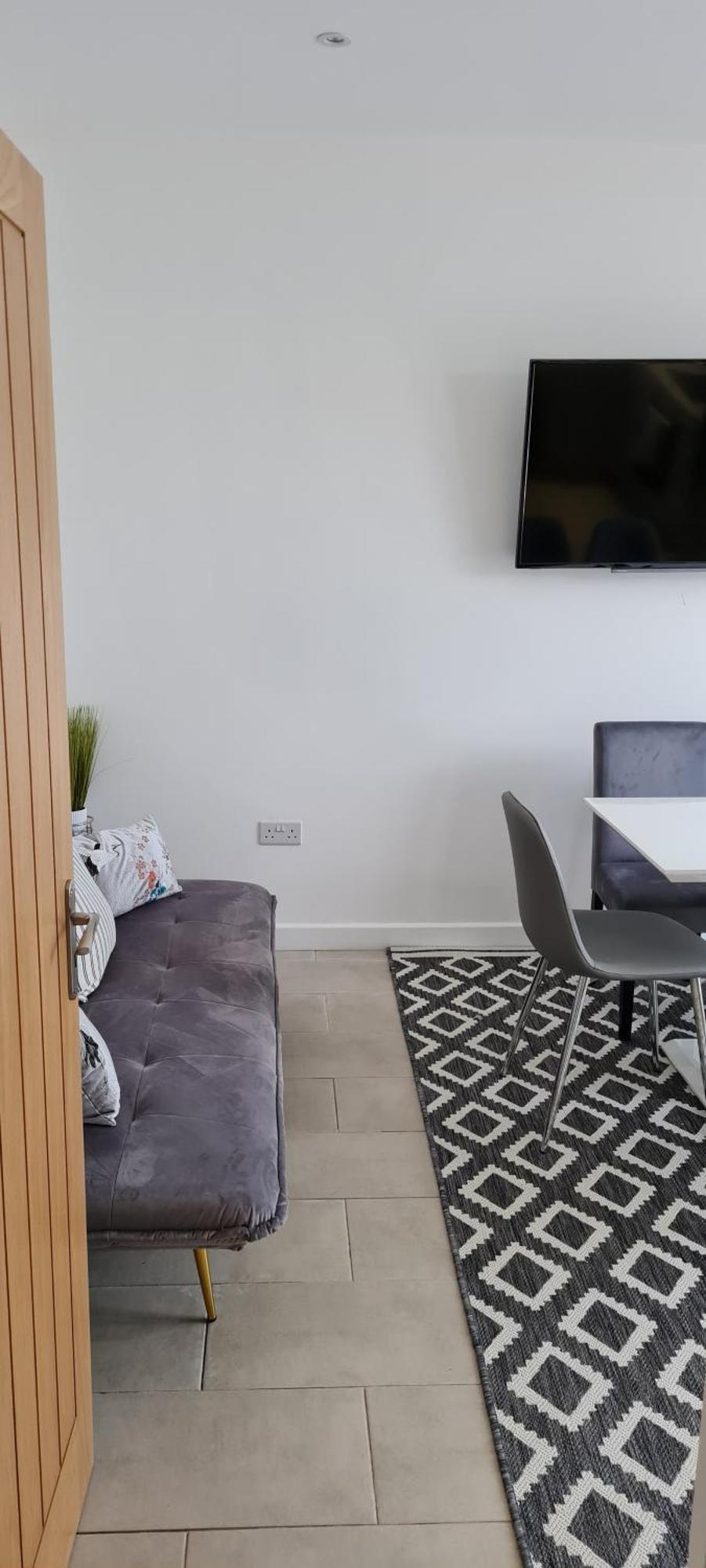 Shm Stays Leicester. Newly Renovated!! 15 Min Drive From City Centre, University. 9 Min Drive To Leicester City Stadium, 5 Min Drive To M1 & M69. 2 Min Walk To Bus Stop. Екстериор снимка