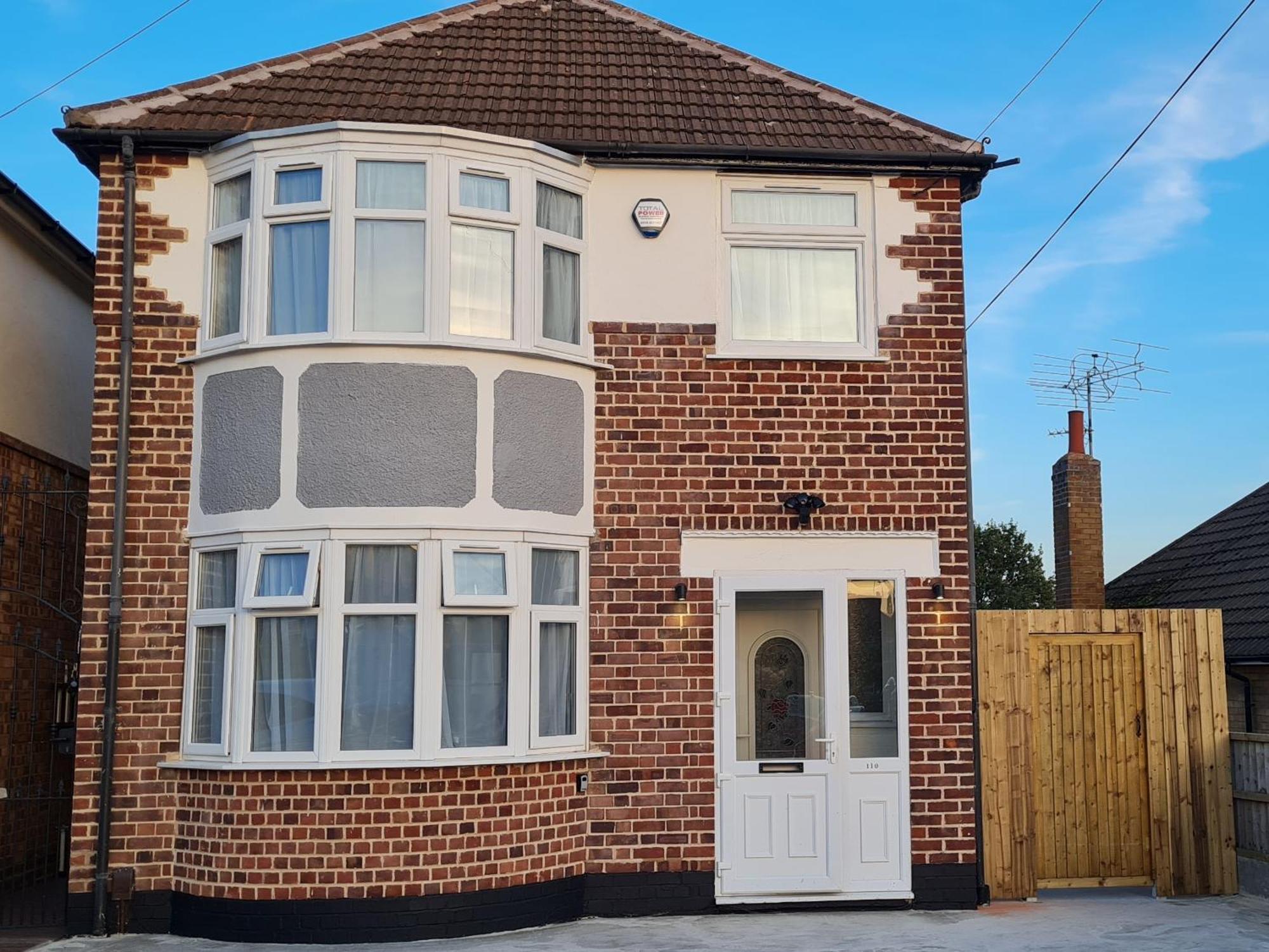 Shm Stays Leicester. Newly Renovated!! 15 Min Drive From City Centre, University. 9 Min Drive To Leicester City Stadium, 5 Min Drive To M1 & M69. 2 Min Walk To Bus Stop. Екстериор снимка
